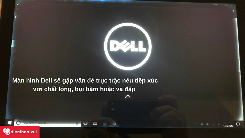 Một màn hình laptop Dell bị hỏng đang chuẩn bị được sửa chữa tại Điện Thoại Vui