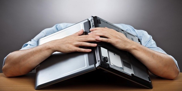 Laptop Phải Cắm Sạc Mới Lên Nguồn