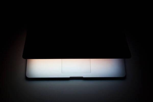 Gập laptop mà không tắt máy có thể gây ra một số lỗi nhỏ