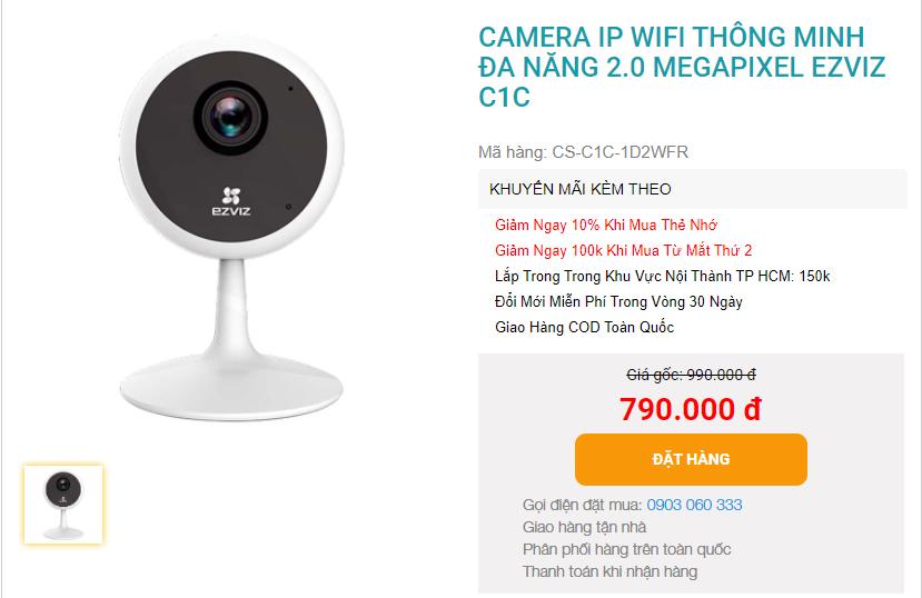 "Hình ảnh kỹ thuật viên đang bảo dưỡng camera"