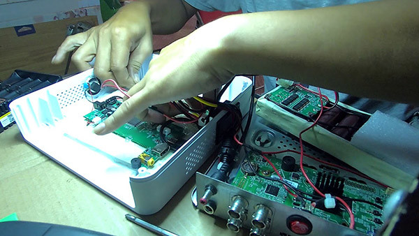 Kiểm tra đầu ghi hình và mắt camera analog trước khi thi công