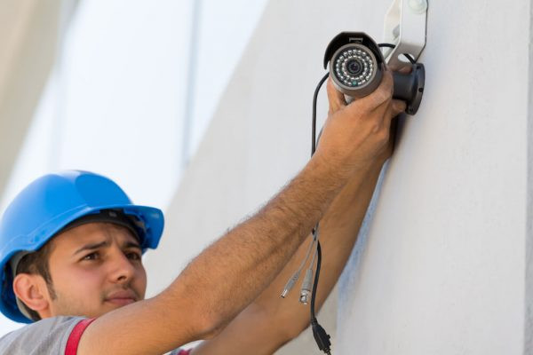 Kỹ thuật viên Service24h căn chỉnh góc camera giám sát ban đêm