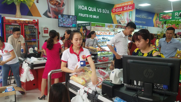 Kỹ thuật viên Trường Thịnh đang tư vấn giải pháp camera cho quầy thu ngân