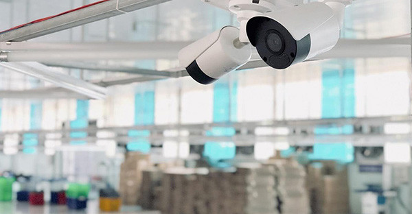 Kỹ thuật viên Trường Thịnh Telecom lắp đặt camera kho hàng, giám sát xuất nhập hàng hóa ban đêm