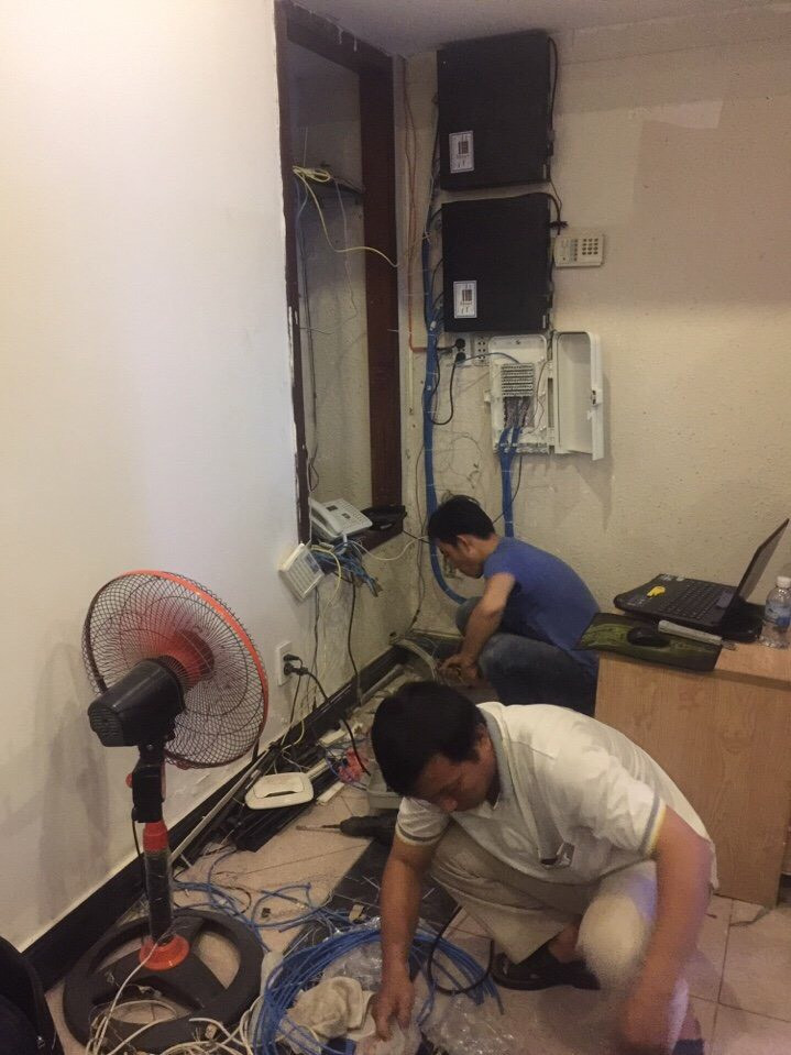 Kỹ thuật viên Trường Thịnh Telecom thay thế tổng đài Panasonic, tối ưu hoạt động hệ thống điện thoại bàn