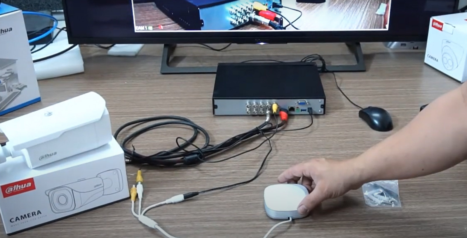 Minh họa cắm mic vào cổng Audio In của đầu ghi Dahua bằng jack AV
