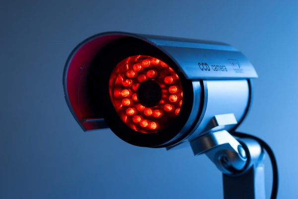 Cụm đèn hồng ngoại trên camera giám sát chiếu sáng ban đêm